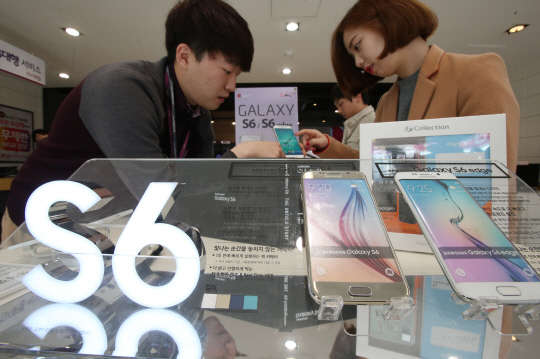 삼성전자의 전략 스마트폰 갤럭시S6와 갤럭시S6엣지가 20개국에서 동시 판매에 들어간 10일 오전 서울 종로 LG유플러스 대리점에서 시민들이 갤럭시 S6와 S6엣지 개통 상담을 하고 있다.